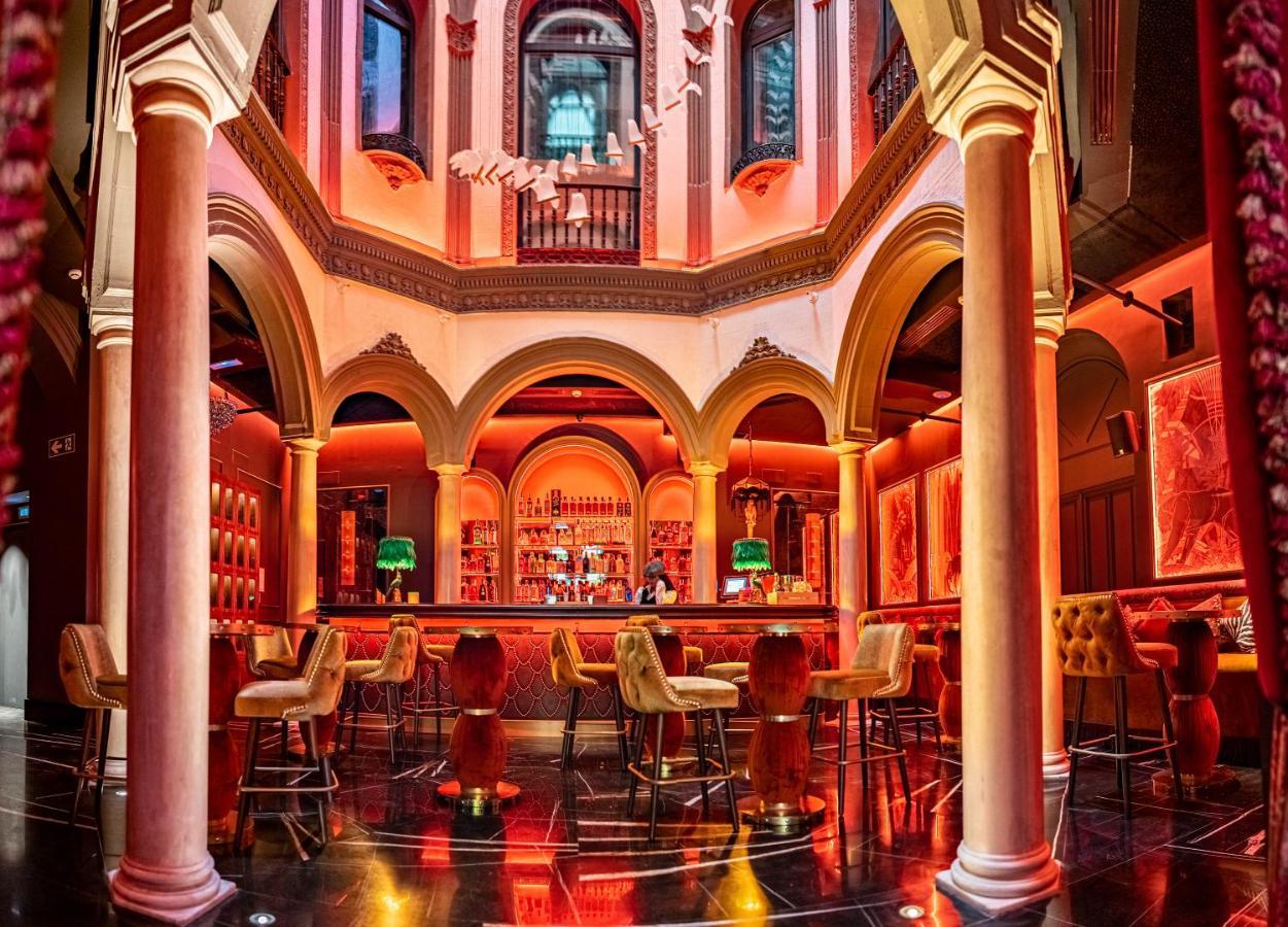 Hotel Lobby Sevilla Bagian luar foto The bar at the nightclub