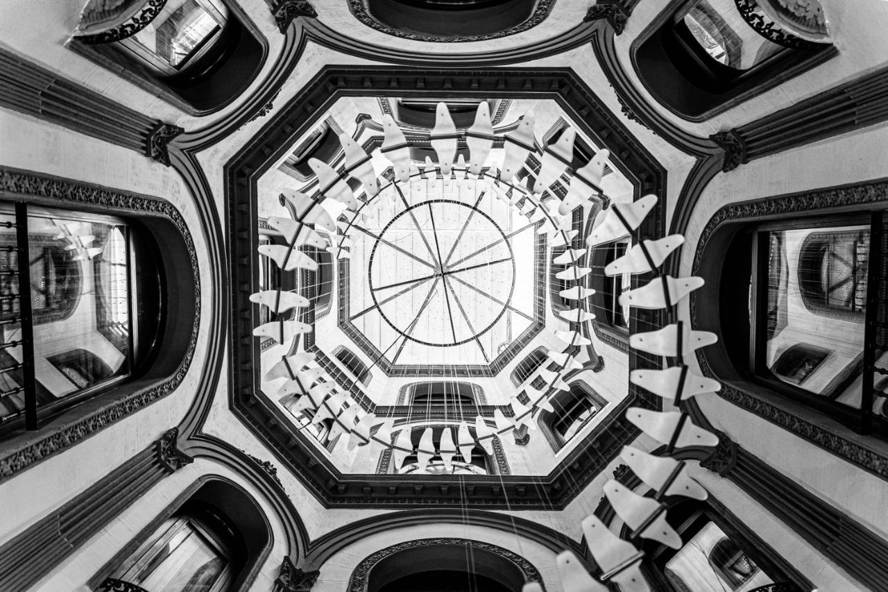 Hotel Lobby Sevilla Bagian luar foto The central staircase