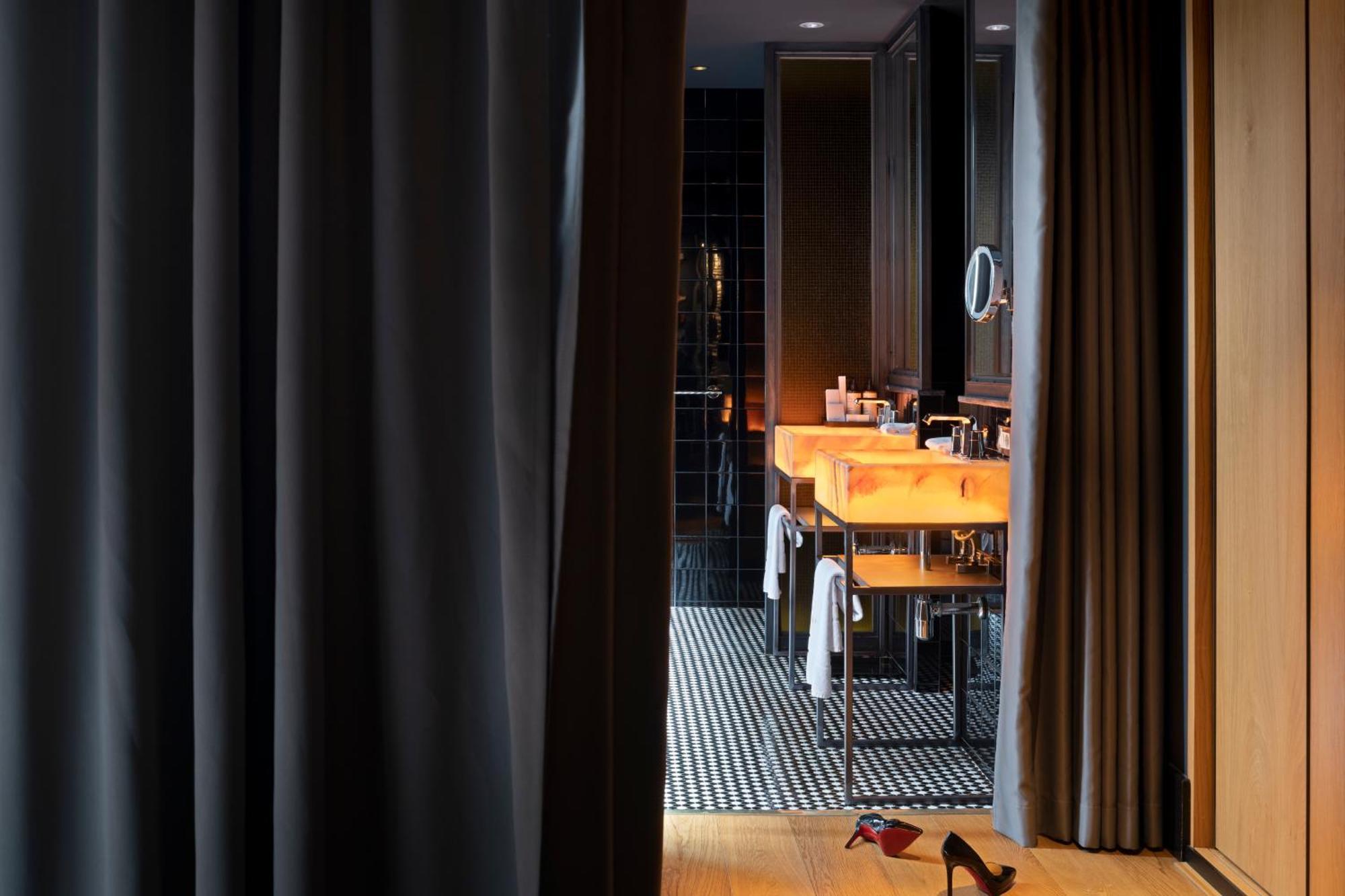 Hotel Lobby Sevilla Bagian luar foto Bathroom
