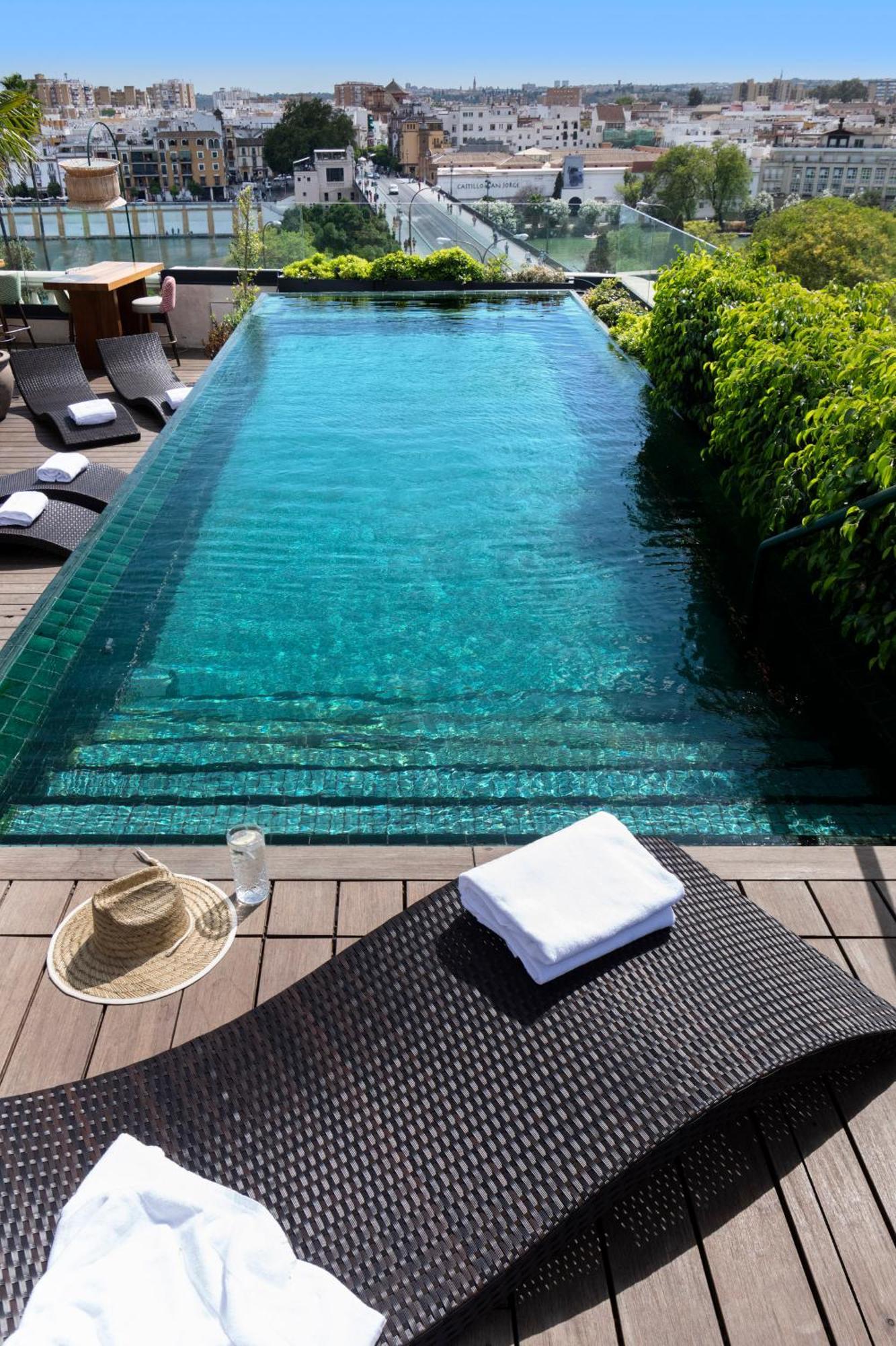 Hotel Lobby Sevilla Bagian luar foto Infinity pool at the Mandarin Oriental, Bangkok