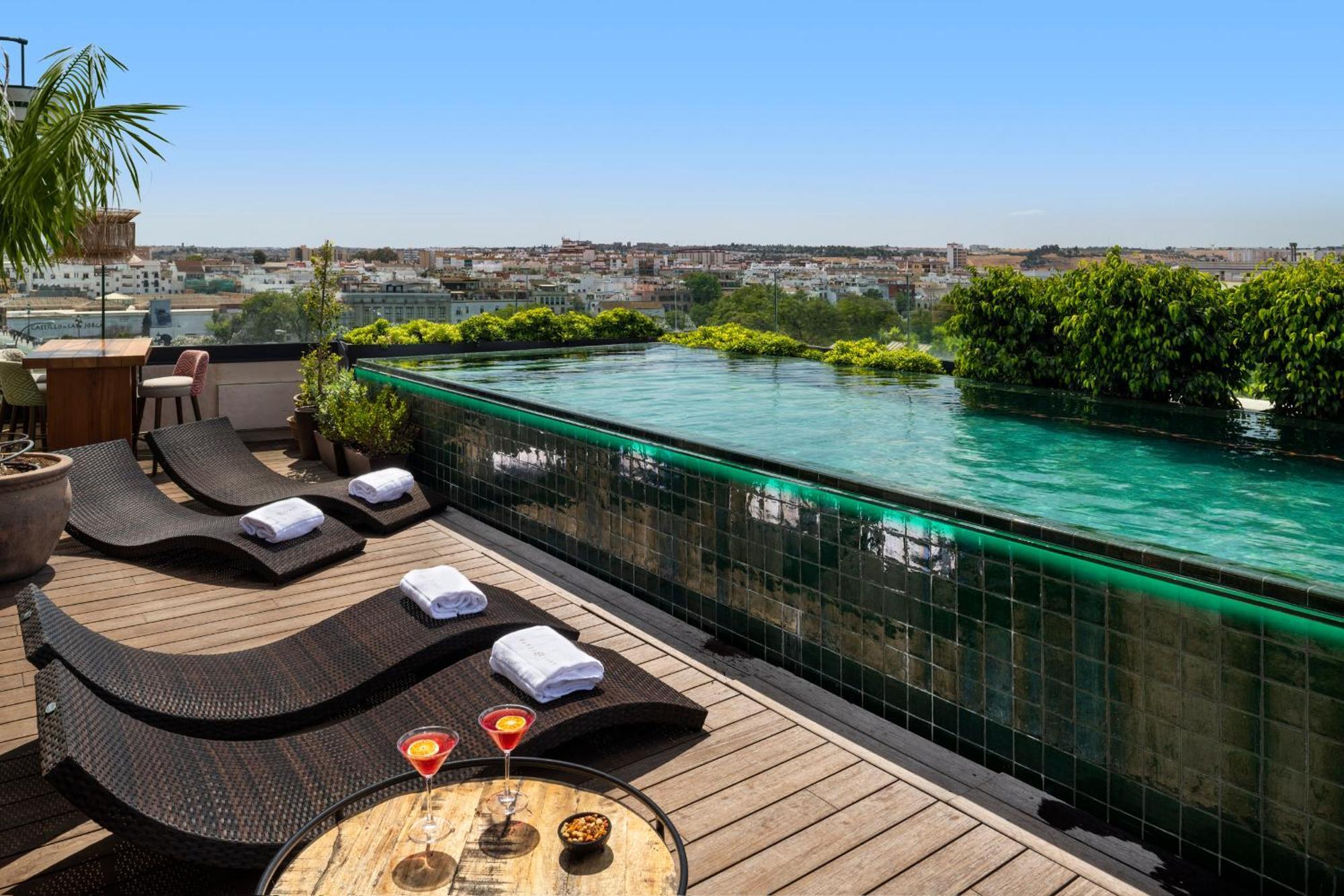 Hotel Lobby Sevilla Bagian luar foto Rooftop pool