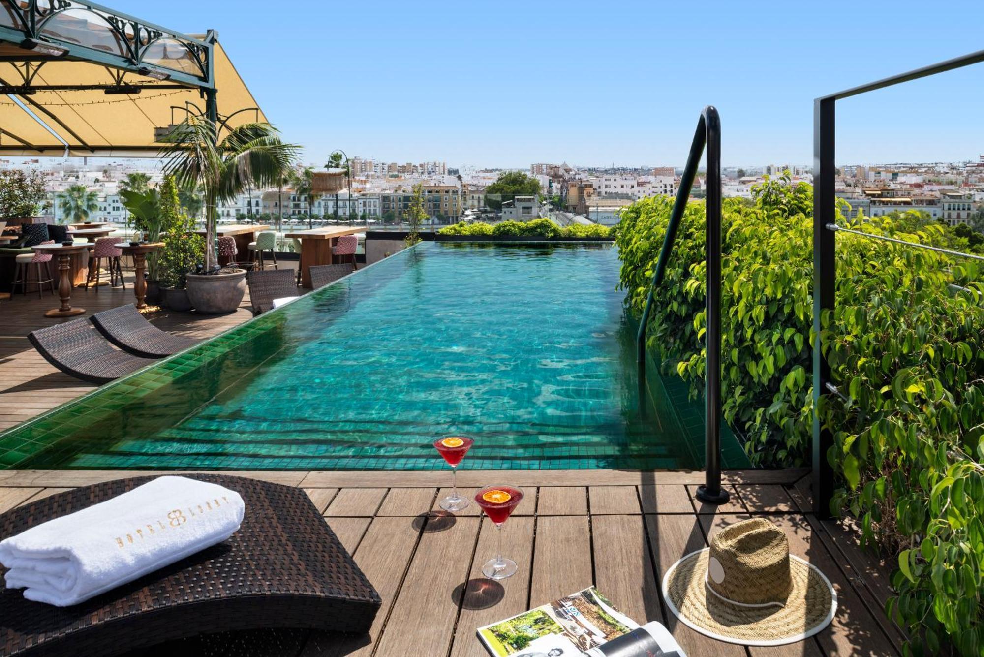 Hotel Lobby Sevilla Bagian luar foto Rooftop pool