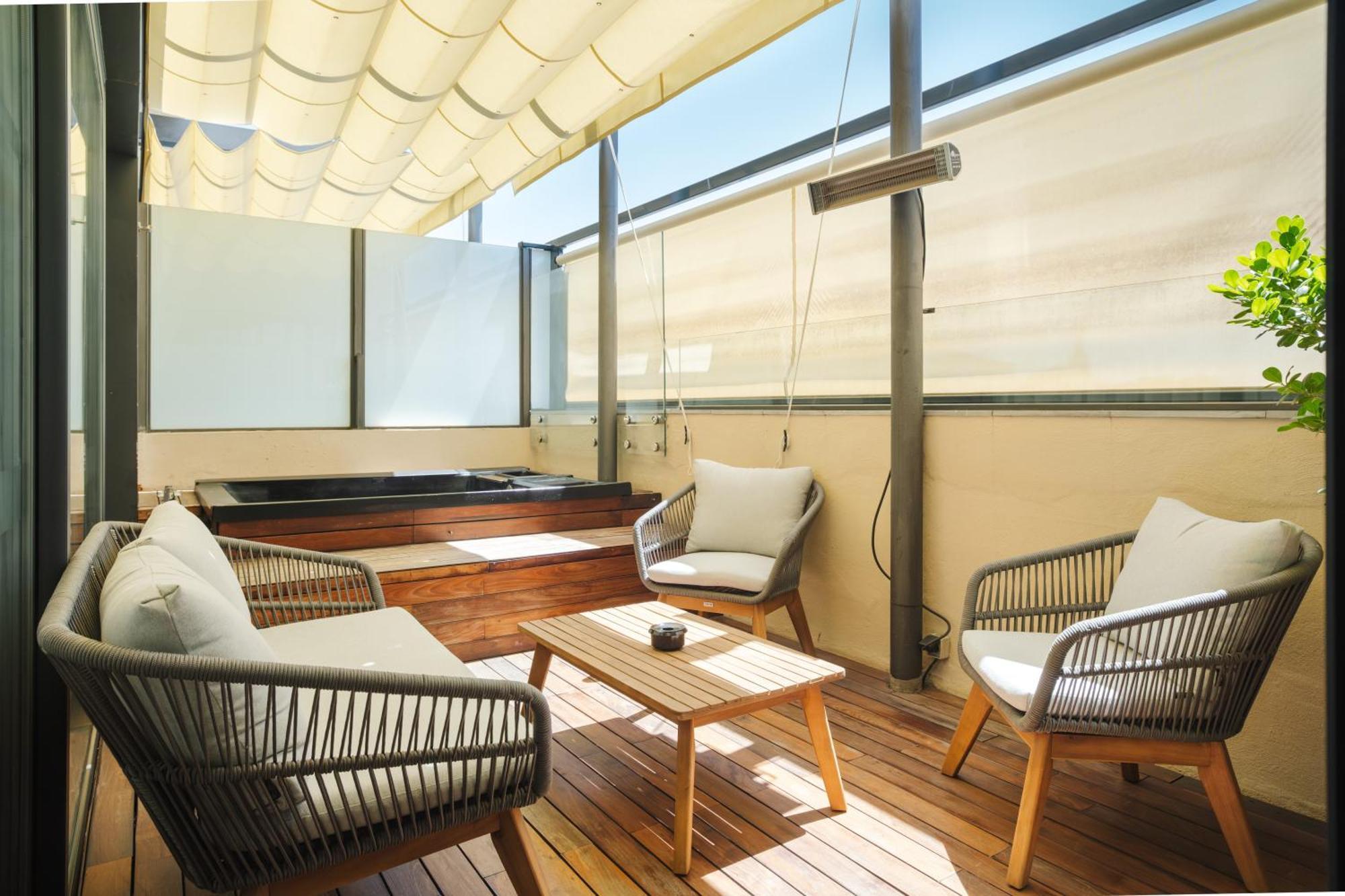 Hotel Lobby Sevilla Bagian luar foto A balcony with a retractable awning