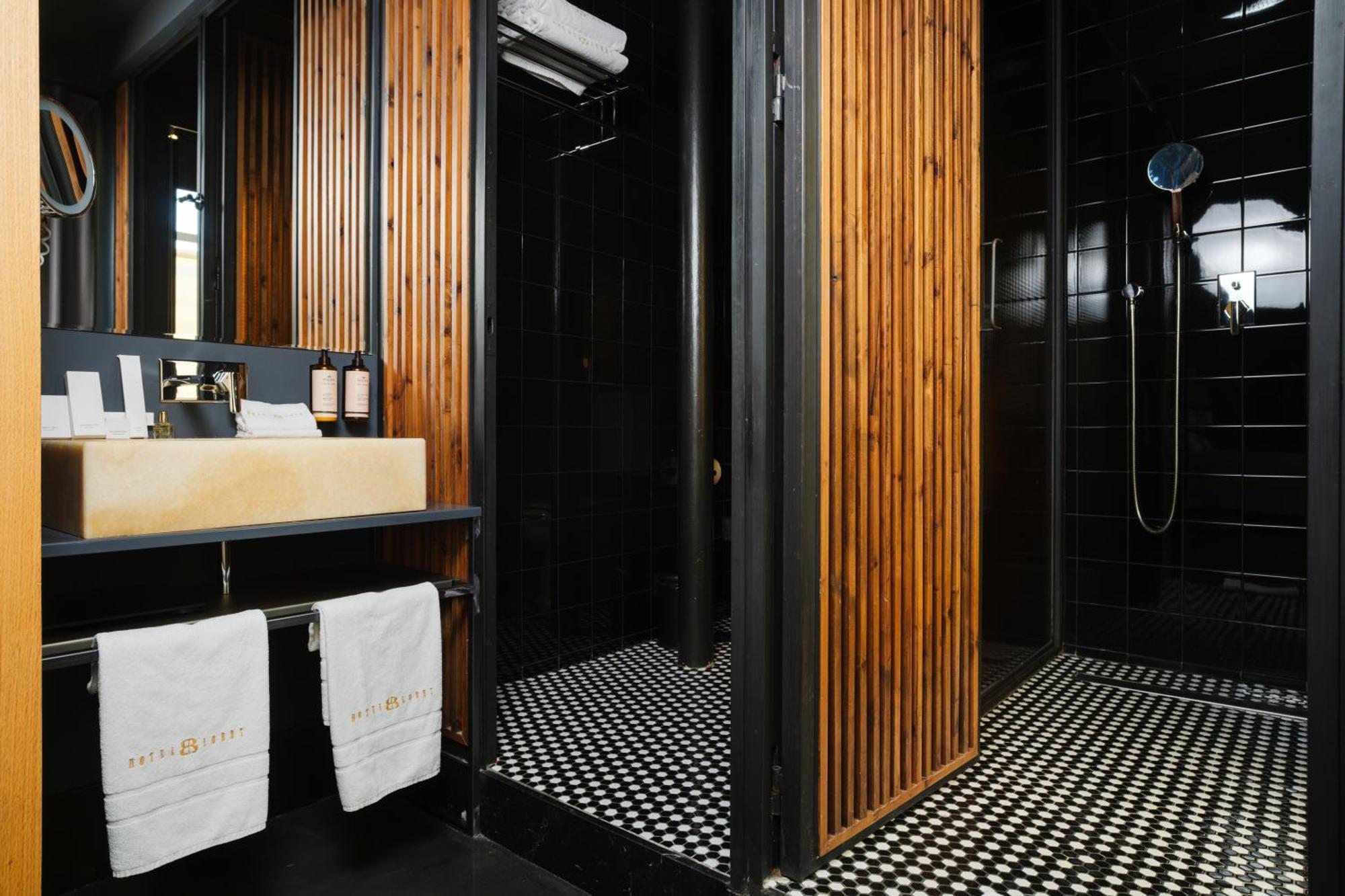 Hotel Lobby Sevilla Bagian luar foto Bathroom