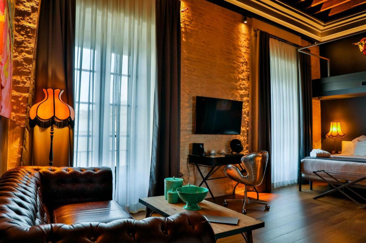 Hotel Lobby Sevilla Bagian luar foto Suite