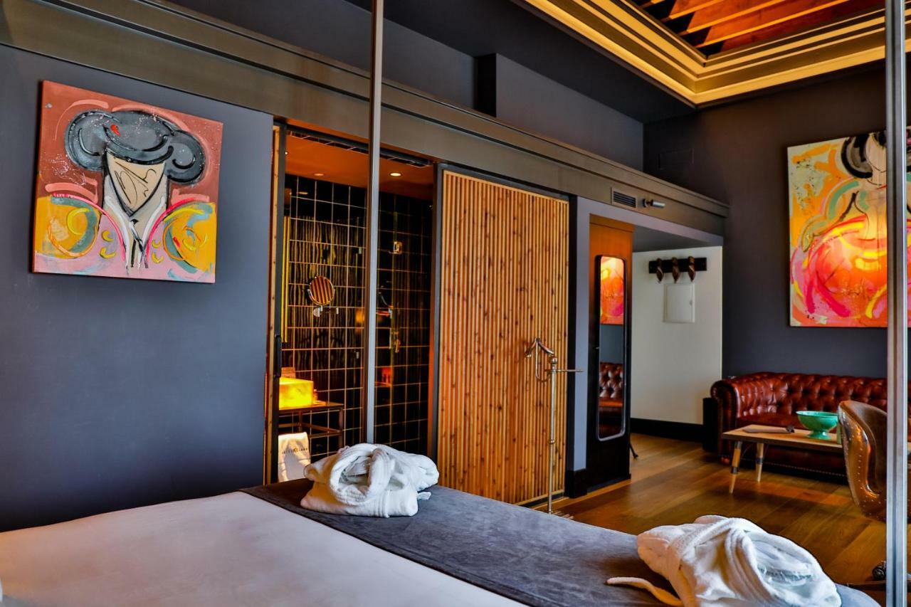 Hotel Lobby Sevilla Bagian luar foto A room at the hotel