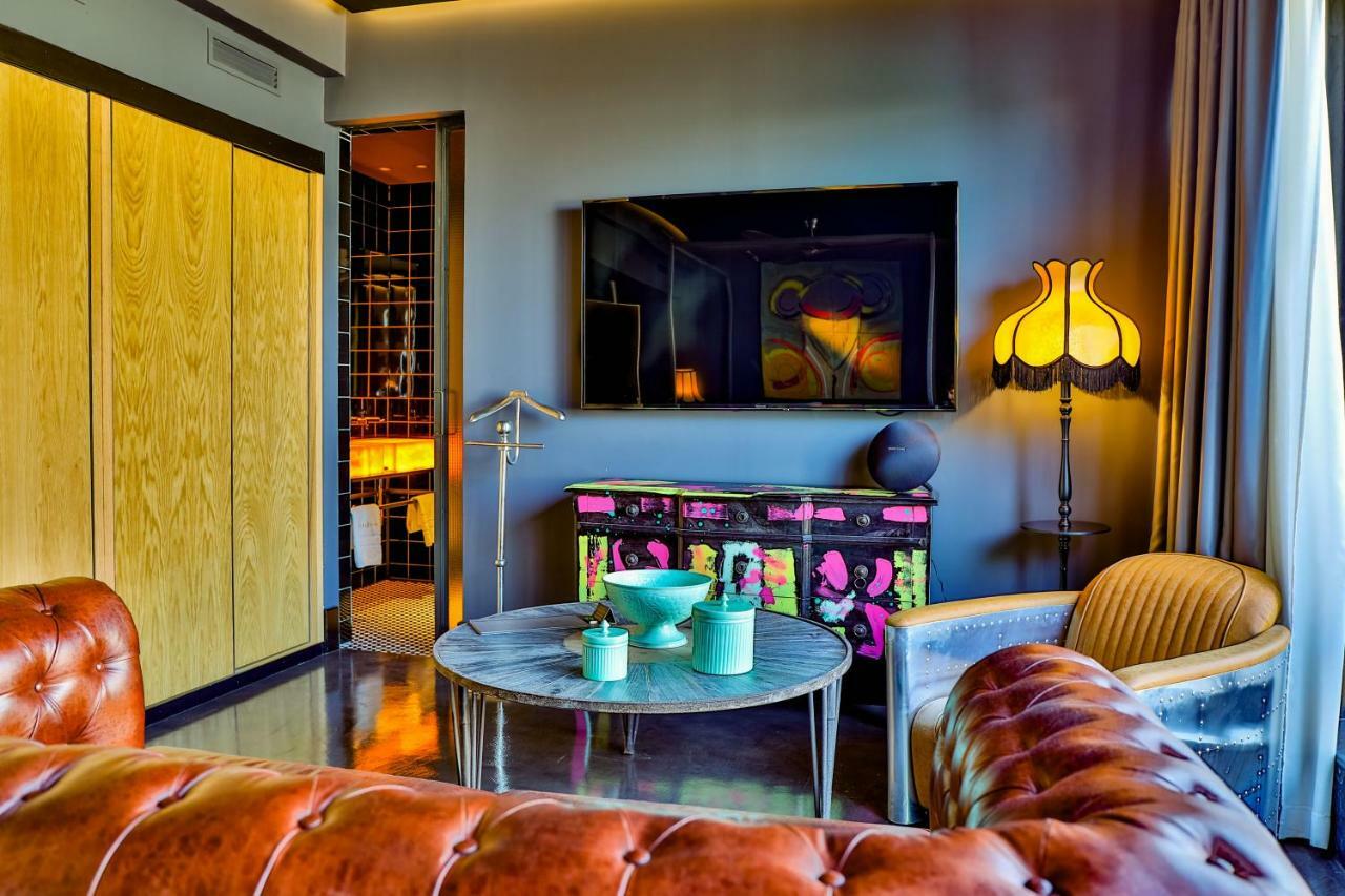 Hotel Lobby Sevilla Bagian luar foto A suite at the hotel