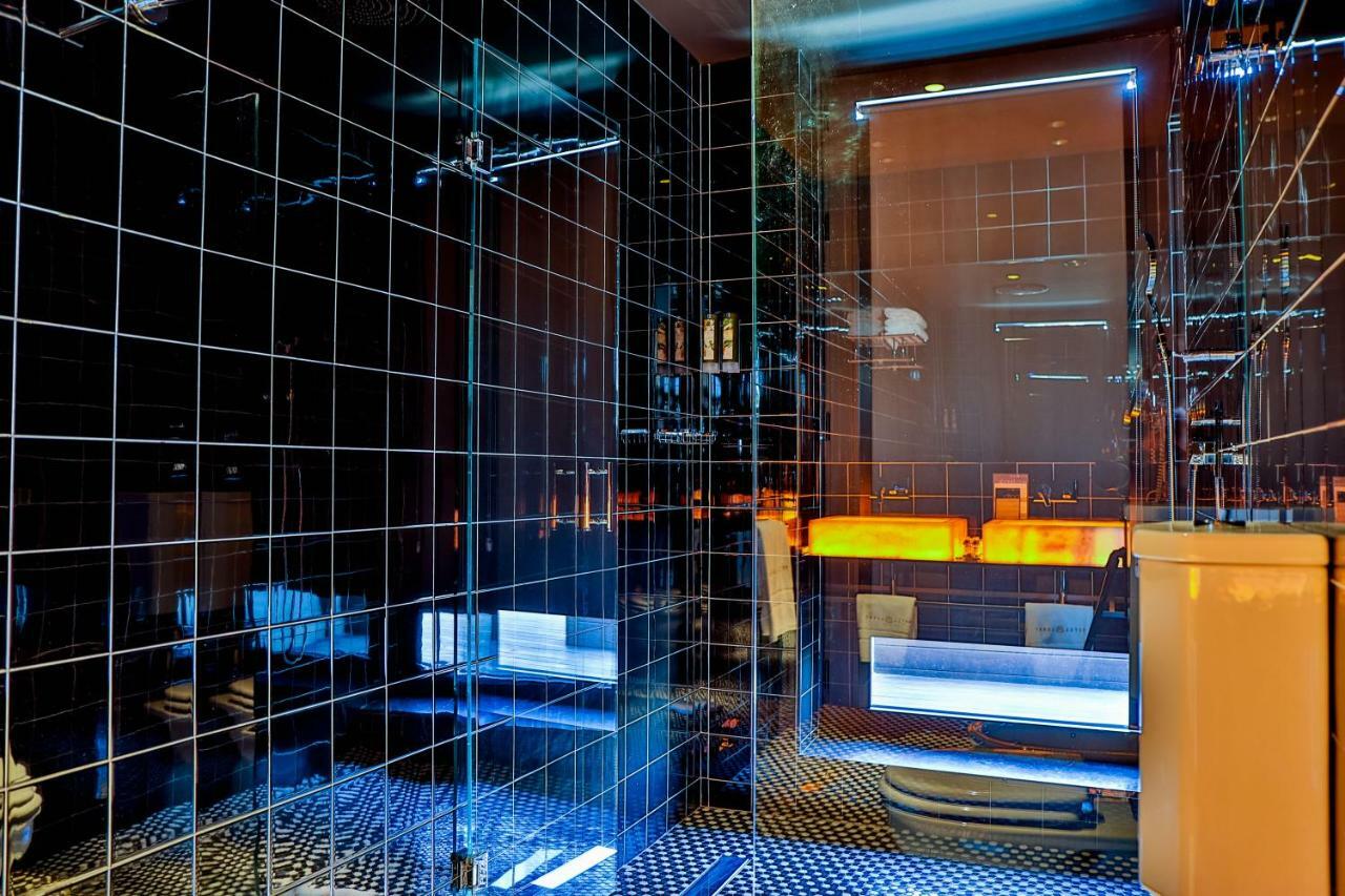 Hotel Lobby Sevilla Bagian luar foto Bathroom