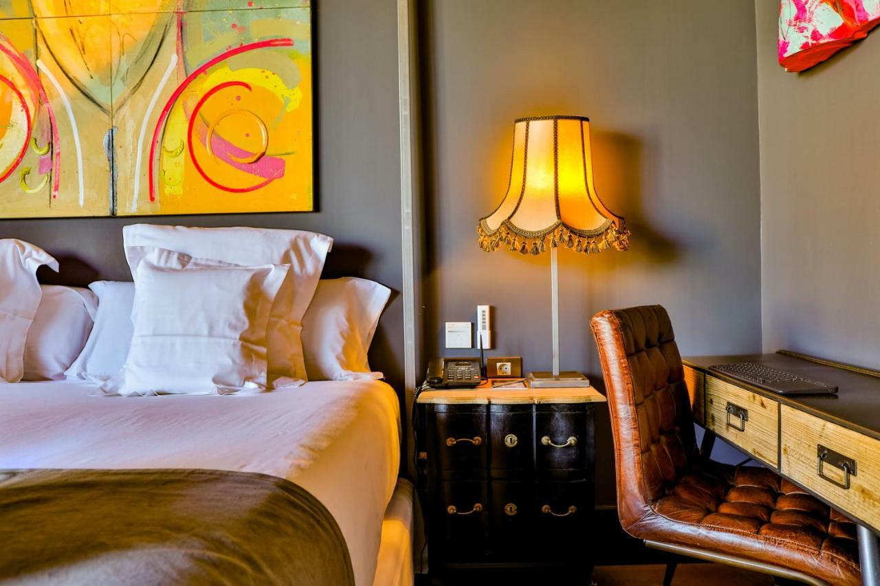 Hotel Lobby Sevilla Bagian luar foto A bedroom at the Hotel Indigo