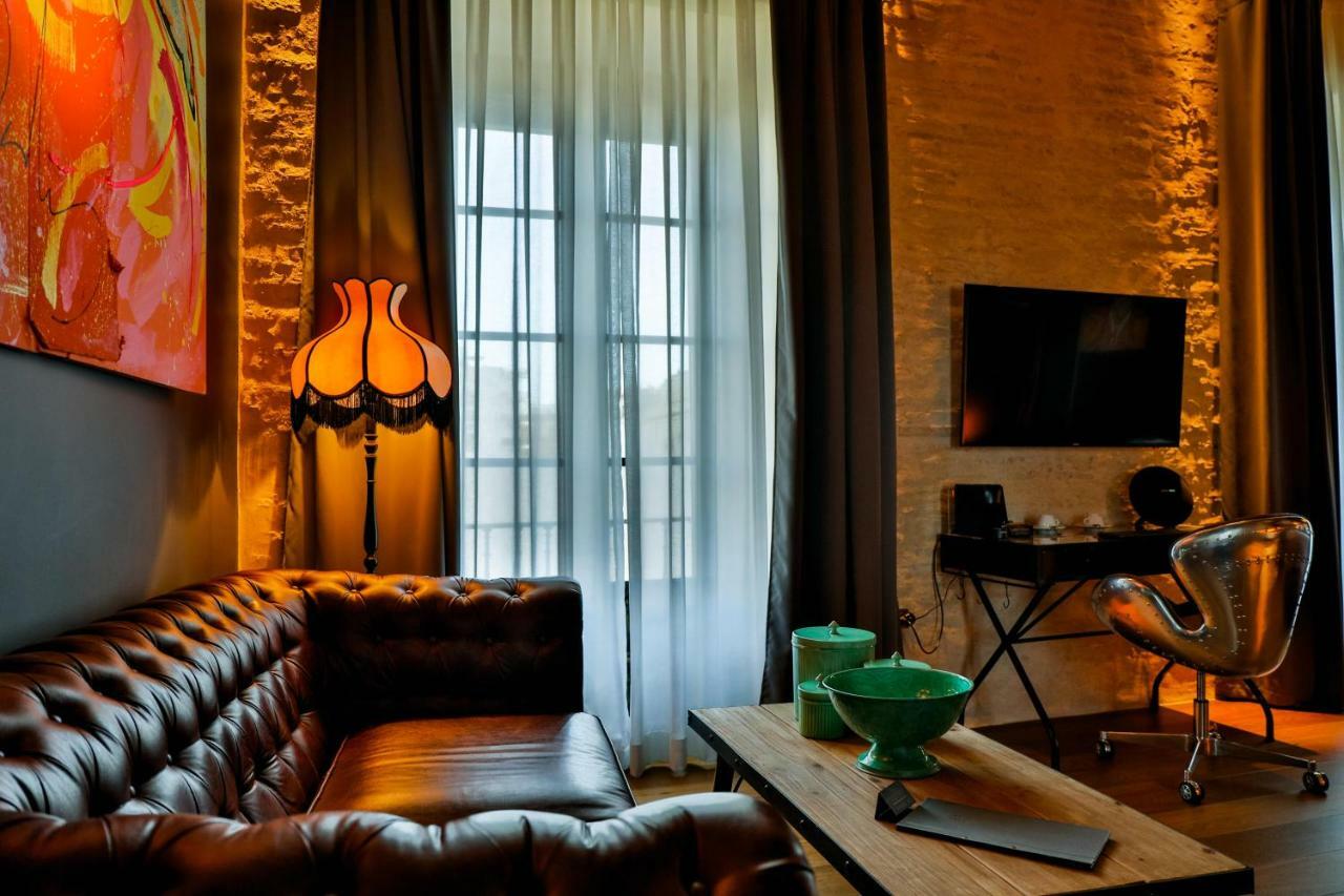 Hotel Lobby Sevilla Bagian luar foto A living room in a typical apartment