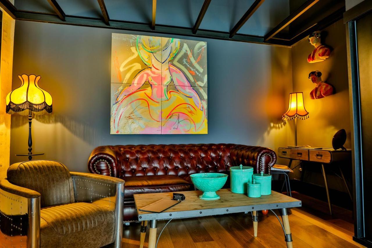 Hotel Lobby Sevilla Bagian luar foto The interior of the gallery